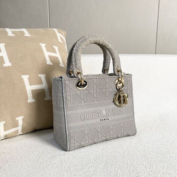 Dior Women Pre-Loved Bag Very Good Condition - Picture 6 of 9